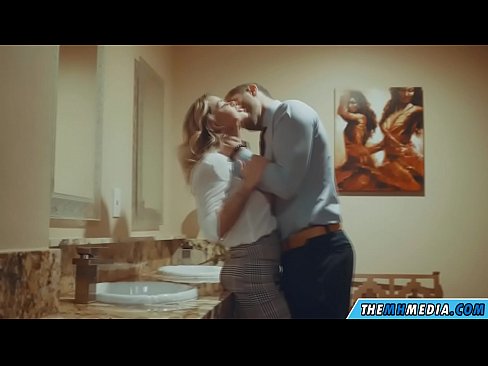 ❤️ وقتی یک بلوند بی تنه شما را در یک دستشویی عمومی اغوا می کند ️ فقط پورنو در ما ❤